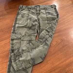 Sanctuary Social Standard Camo Cargo Pant Cinched Ankle Green Size 28